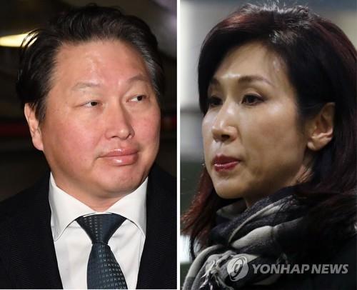 최태원 SK 회장(왼쪽)과 노소영 아트센터 나비 관장이 지난해 1월 16일 오후 서울 서초구 서울가정법원에서 열린 이혼소송 2회 조정기일에 각각 출석하고 있다. [연합뉴스 자료사진]