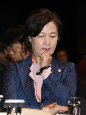 법무부 장관 후보자에 지명된 추미애 더불어민주당 의원이 5일 오전 서울 중구 동호로 신라호텔에서 열린 제1회 북방포럼에 참석, 손으로 턱을 괸 채 생각에 잠겨 있다.  연합뉴스