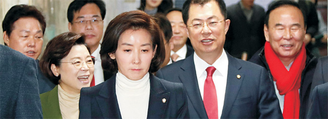 나경원(앞줄 가운데) 자유한국당 원내대표가 6일 오전 어두운 표정으로 자신의 임기 중 마지막 원내대책회의를 주재하기 위해 다른 당직자들과 함께 이동하고 있다.