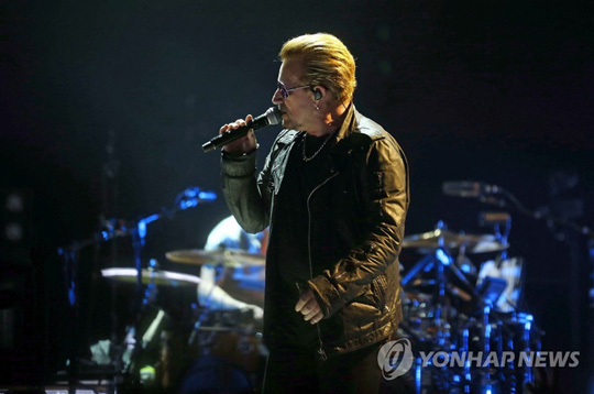 지난 2015년 10월 5일(현지시간) 스페인 바르셀로나에서 진행된 ‘순수와 경험’ 투어 콘서트 중 유명 로큰롤 음악 밴드 ‘유투’의 아일랜드인 리드보컬 보노가 노래를 부르고 있다. [EPA 연합뉴스 자료사진.재판매 및 DB 금지]