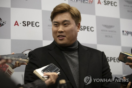 11월 14일 류현진이 인천국제공항을 통해 귀국 후 취재진과 인터뷰하고 있다. [연합뉴스 자료사진]