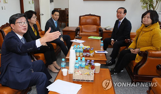 (서울=연합뉴스) 더불어민주당 전해철(왼쪽부터), 민주평화당 박주현, 바른미래당 채이배, 대안신당 장병완, 정의당 이정미 의원이 6일 국회 운영위원장실에서 예산안 처리를 논의하고 있다. 2019.12.6