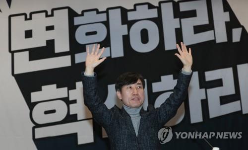 (서울=연합뉴스) 8일 오전 서울 여의도 국회 의원회관에서 열린 ‘변화와 혁신’ 중앙당 발기인 대회에서 창당준비위원장에 선출된 하태경 의원이 참석자 환호에 답하고 있다. 2019.12.8