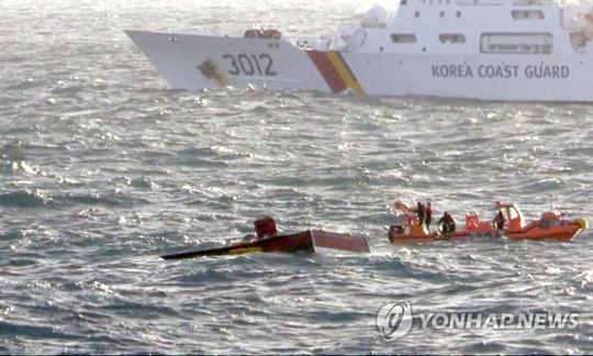 (제주=연합뉴스) 제주 차귀도 서쪽 해상에서 발생한 대성호 화재 실종자 수색 이틀째인 20일 해경 함정과 단정이 대성호 선미 부분이 있는 해역에서 수색을 진행하고 있다. 2019.11.20 [제주지방해양경찰청 제공 영상 캡처. 재판매 및 DB 금지]