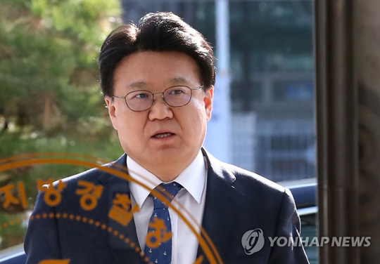 (대전=연합뉴스) 황운하 대전지방경찰청장이 5일 오후 대전시 서구 둔산동 대전지방경찰청으로 들어가고 있다. 2019.12.5