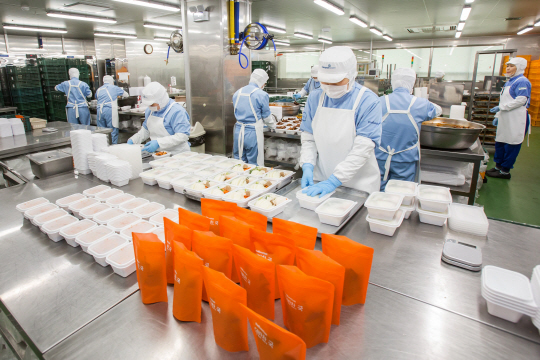 동원홈푸드의 구독경제 서비스인 ‘더반찬’ 조리센터인 ‘DSCK센터’에서 조리사들이 배송될 제품을 포장하고 있다.  동원홈푸드 제공