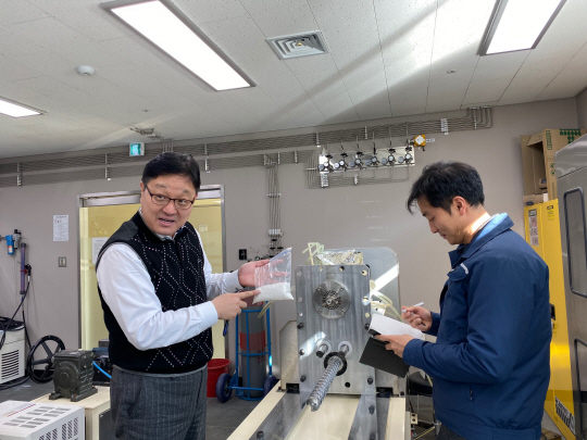 김철현(왼쪽) 현대오일뱅크 중앙기술연구원장이 지난 5일 경기 용인시 기흥구 마북리에 있는 연구원 실험실에서 독자 기술로 개발한 탈황촉매에 대해 설명하고 있다.  현대오일뱅크 제공