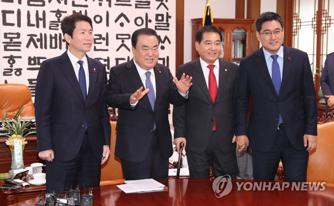 (서울=연합뉴스) 문희상 국회의장(왼쪽 두 번째)이 9일 오후 국회의장실에서 교섭단체 3당 원내대표 회동에 앞서 기념촬영을 하고 있다. 왼쪽부터 더불어민주당 이인영 원내대표, 문 의장, 자유한국당 심재철 원내대표, 바른미래당 오신환 원내대표. 2019.12.9