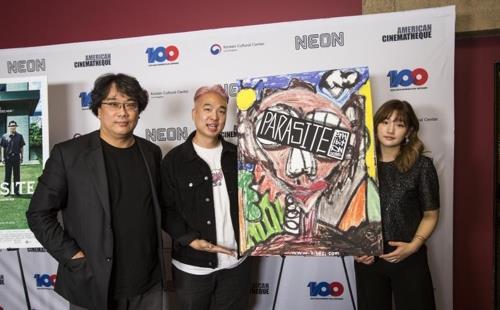 할리우드 시사회의 봉준호(왼쪽) 감독