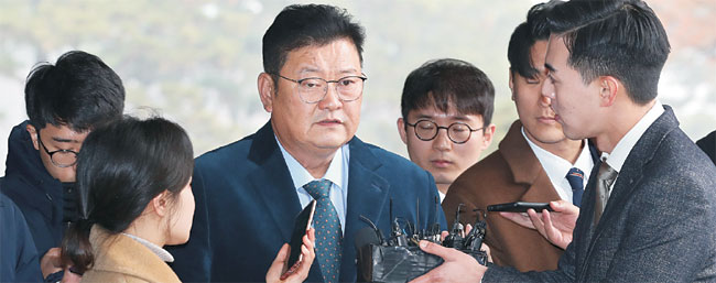 임동호 전 더불어민주당 최고위원이 10일 오전 서울 서초구 서초동 서울중앙지검 앞에서 기자들 질문에 답변하고 있다. 연합뉴스