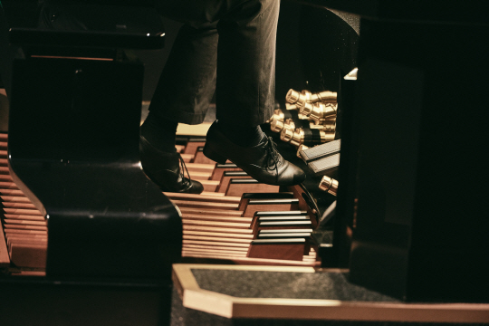 파이프 오르간은 손건반뿐 만 아니라 발 건반이 있어서 연주자가 바쁘게 발을 움직여야 한다.  롯데콘서트홀 제공