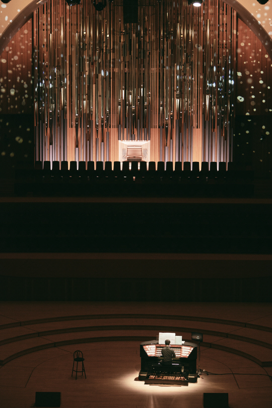 박준호 오르가니스트가 롯데콘서트홀의 파이프 오르간을 연주하고 있다. 관객과 악기의 거리를 좁히기 위해 무대에 이동식 연주대가 있다. 롯데콘서트홀 제공
