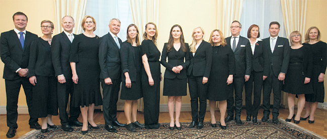 산나 마린(왼쪽 여덟 번째) 신임 핀란드 총리가 10일 헬싱키에서 새 내각 관료들과 함께 기념촬영을 하고 있다. 이날 촬영에 참가한 각료 15명 중 10명이 여성이다.  EPA 연합뉴스