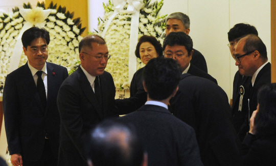 정의선(왼쪽 두 번째) 현대차그룹 수석부회장, 공영운(〃첫 번째) 현대·기아차 사장이 10일 경기 수원시 영통구 아주대병원 장례식장에 마련된 김우중 전 대우그룹 회장의 빈소를 찾아 조문하고 있다.  뉴시스