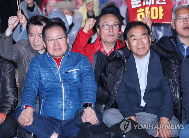 자유한국당 홍준표 전 대표와 이재오 전 새누리당 의원이 10월 25일 오후 서울 광화문광장에서 문재인하야범국민투쟁본부 주최로 열린 제3차 범국민투쟁대회에 참가해 자리에 앉아 있다.