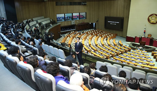 (서울=연합뉴스) 13일 오후 국회 본회의장을 찾은 경기도 광주시민들이 제372회 임시국회 제1차 본회의 개의를 기다리고 있다. 2019.12.13