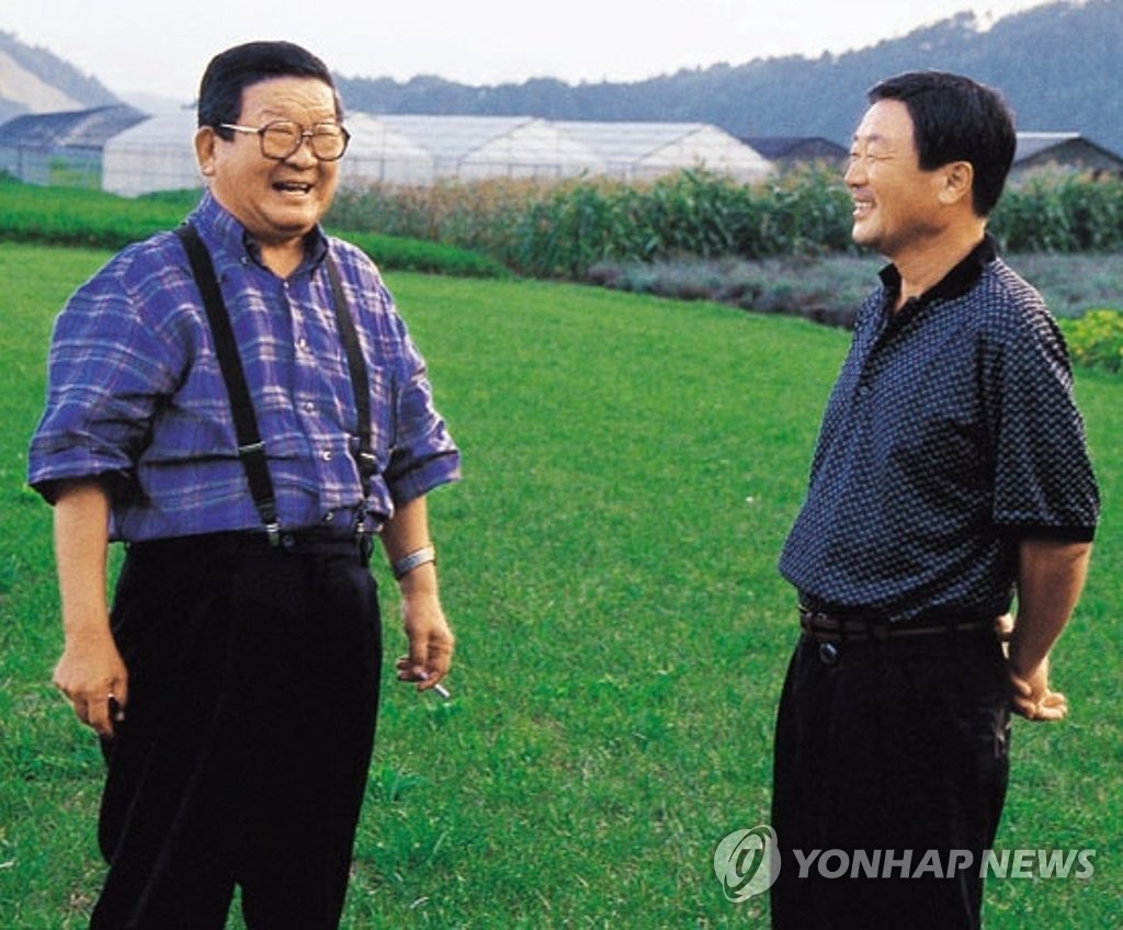 구자경 LG그룹 명예회장이 14일 별세했다. 향년 94세. 1925년생인 구 명예회장은 LG 창업주인 고(故) 구인회 회장의 장남으로 LG그룹 2대 회장을 역임했다. 고인은 1995년 1월 럭키금성 그룹을 LG그룹으로 바꾸고 장님인 고 구본무 회장에게 물려주고 경영 일선에서 물러났다. 사진은 1999년 구자경 LG명예회장(왼쪽)과 고(故) 구본무 전 LG회장이 담소를 나누고 있는 모습. [연합뉴스 자료사진]