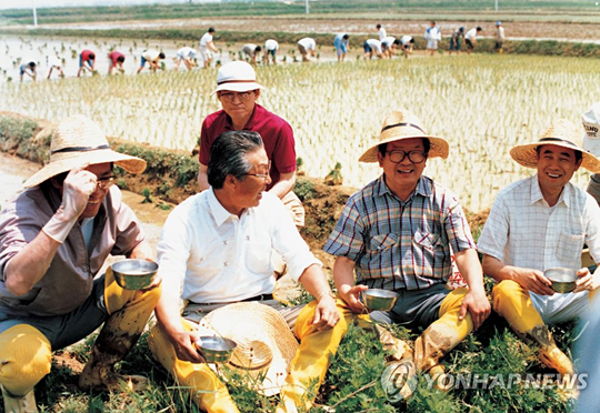 구자경 LG 명예회장이 14일 별세했다. 향년 94세. 1925년생인 구 명예회장은 LG 창업주인 고(故) 구인회 회장의 장남으로 LG그룹 2대 회장을 역임했다. 사진은 1987년 5월 구 명예회장(오른쪽 두번째)이 전경련 회장단과 함께 농촌 모내기 일손을 돕는 모습. [LG그룹 제공. 재판매 및 DB금지]