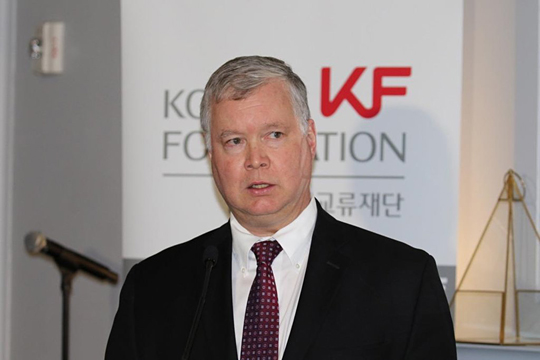 (워싱턴=연합뉴스) 류지복 특파원 = 스티븐 비건 미국 국무부 부장관 지명자가 지난 3일(현지시간) 워싱턴에서 개최된 한국국제교류재단 워싱턴사무소 송년 행사에 참석해 인사말을 하고 있다. 2019.12.4