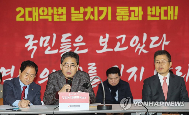 (서울=연합뉴스) 진성철 기자 = 자유한국당 곽상도 ‘문정권 국정농단 3대 게이트’ 진상조사 특별위원회 총괄본부장이 15일 국회 로텐더홀 농성장에서 열린 ‘문 정권 국정농단 3대 게이트’ 관련 기자회견‘에서 발언하고 있다. 오른쪽은 황교안 대표. 2019.12.15