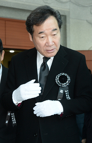 이낙연 국무총리가 18일 오전 서울 동작구 국립현충원에서 열린 6·25전쟁 전사자 발굴유해 합동 봉인식에 참석, 발굴된 유해와 유품을 보고 있다.  김호웅 기자
