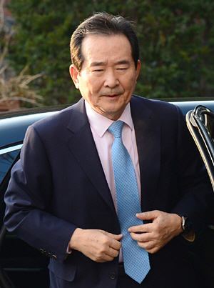 정세균 국무총리 후보 지명자가 18일 오전 국회 인사청문회 준비를 위해 서울 종로구 금융감독원 연수원에 마련된 사무실에 출근하며 차에서 내리고 있다.  신창섭 기자