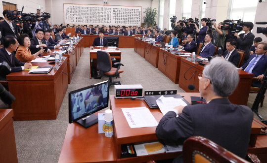지난 10월 21일 국회에서 여상규(오른쪽) 국회 법제사법위원회 위원장 주재로 법사위 전체회의가 진행되고 있다. 국회의원 구성 면에서 법조계 출신이 과잉 대표되고 있다는 지적이 나오는 가운데, 20대 국회 후반기 법사위도 위원 18명 중 여 위원장을 포함해 10명이 법조계 출신이다. 역대 국회에서 법사위는 법조계 출신들로 주로 채워져 사법개혁의 걸림돌이라는 비판을 받았다.  뉴시스