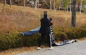 중국 국적으로 추정되는 유학생이 서울 서대문구 연세대에서 홍콩 시위를 지지하는 내용을 담은 현수막을 철거하고 있다.  ‘홍콩을 지지하는 연세대 한국인 대학생들’ 제공