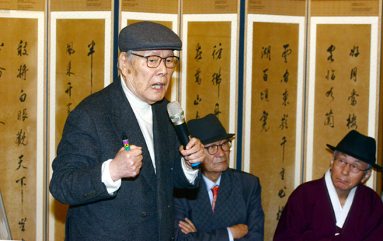 암 투병 중인 이어령 이화여대 명예 석좌교수가 17일 서울 종로구 통인동 ‘이상의 집’에서 열린 강연에서 시인 이상의 문학 세계에 대해 이야기하고 있다. 김종규 문화유산국민신탁 이사장(앉아 있는 자리 왼쪽)과 김병일(오른쪽) 전 기획예산처 장관이 강연을 경청하고 있다. 김선규기자