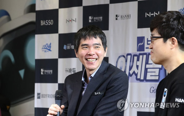 (서울=연합뉴스) 홍해인 기자 = 이세돌 9단이 18일 서울 강남구 바디프랜드 도곡타워에서 열린 ‘바디프랜드 브레인마사지배 이세돌 vs 한돌’ 은퇴 대국 제1국에서 흑 92수 만에 불계승을 거둔 뒤 인터뷰를 하며 ‘한돌’ 개발사의 이창율 NHN 게임AI팀장을 바라보며 미소짓고 있다.