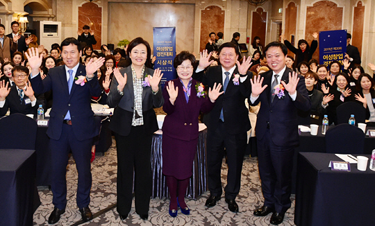 박영선(앞줄 선 사람 왼쪽 두 번째) 중소벤처기업부 장관과 정윤숙(〃세 번째) 여성경제인협회장 등이 19일 열린 ‘제20회 여성창업경진대회’에서 기념촬영을 하고 있다. 여경협 제공