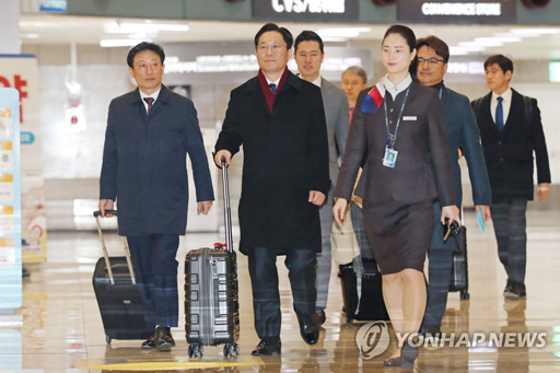 (서울=연합뉴스) 임화영 기자 = 성윤모 산업통상자원부 장관이 중국 베이징에서 열리는 한·중·일 경제통상장관회의에 참석하기 위해 22일 오전 김포공항을 통해 출국하고 있다. 2019.12.22
