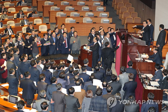 (서울=연합뉴스) 자유한국당 의원들이 23일 오후 서울 여의도 국회 본회의에서 문희상 국회의장이 회기결정건을 상정하자 항의하고 있다.