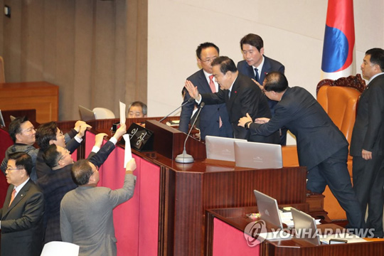 (서울=연합뉴스) 문희상 국회의장이 23일 오후 국회 본회의에서 안건 제안설명등을 요구하는 자유한국당 의원들에게 “그러면 기회가 안온다”고 말하고 있다. 2019.12.23