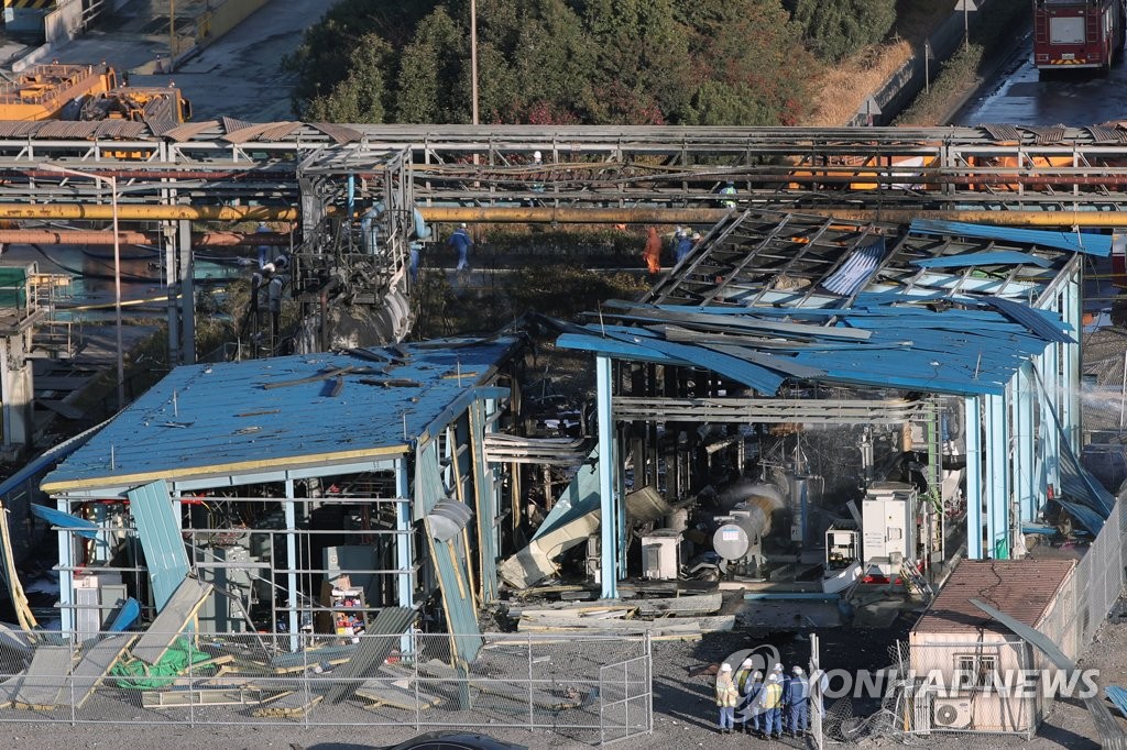 지난 24일 오후 전남 광양시 포스코 광양제철소에서 폭발 사고가 발생해 5명이 크고 작은 부상을 입었다. 사진은 사고가 난 공장의 모습.