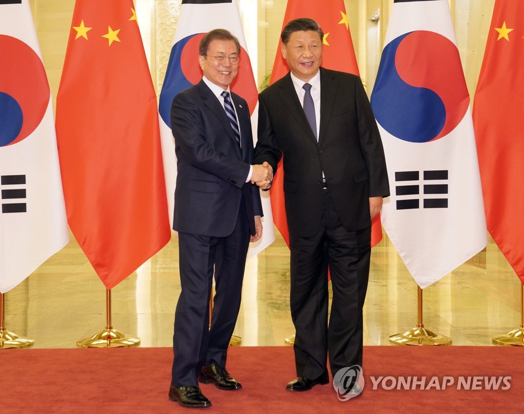 문재인 대통령과 시진핑 중국 국가주석이 12월 23일 베이징 인민대회당에서 정상회담 전 악수하고 있다. [연합뉴스 자료사진]