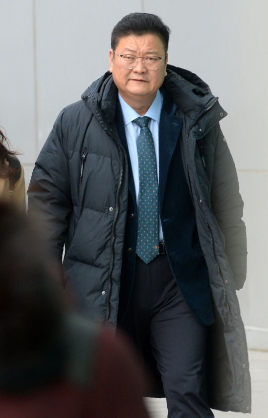 청와대의 선거개입 의혹 등으로 검찰 조사를 받고 있는 임동호 전 더불어민주당 최고위원이 돌연 출국한 사실이 26일 알려진 가운데 앞서 10일 임 전 최고위원이 검찰에 출두하기 위해 서울역에서 서울중앙지검으로 향하고 있다.