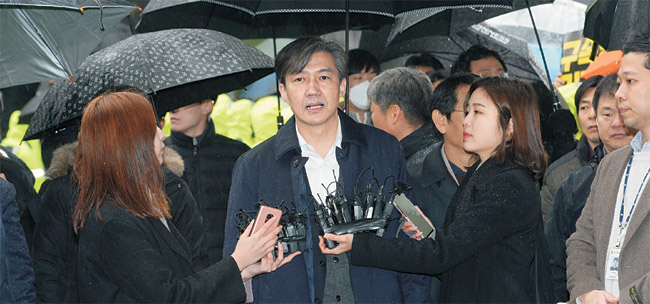 조국 전 법무부 장관이 26일 오전 영장실질심사를 받기 위해 서울 송파구 서울동부지법에 출석해 기자들의 질문에 답하고 있다.   김호웅 기자