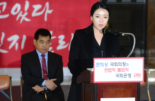 배현진(오른쪽) 자유한국당 서울 송파을 당협위원장이 26일 오전 국회 본관 로텐더홀에서 열린 최고위원회의에서 피로 누적으로 입원 중인 황교안 대표의 병상 대국민 호소문을 대신 읽고 있다.