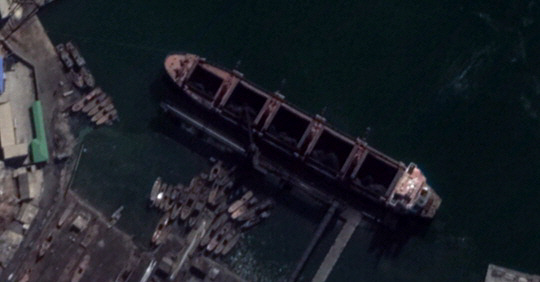 2월 미국 맥사테크놀로지가 촬영한 위성사진에 북한 남포항 석탄 부두에 정박한 175m 길이 선박 위로 크레인이 뻗어 있고 적재함에 석탄으로 추정되는 물체가 가득 쌓인 모습이 포착됐다. 미국의소리(VOA) 홈페이지 캡처