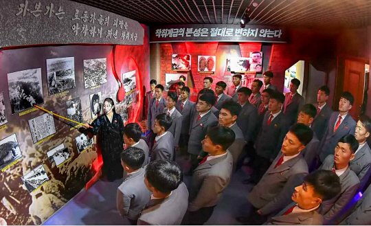북한 노동당 기관지 노동신문은 ‘착취계급의 본성은 절대로 변하지 않는다’며 황해북도 계급교양관에서 정신 무장과 투쟁 의식을 강조하는 주민 교육이 이뤄지는 사진을 26일 보도했다. 뉴스1