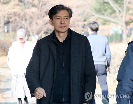 (의왕=연합뉴스) 유재수 관련 의혹과 관련한 검찰의 사전구속영장 신청으로 영장실질심사를 앞둔 조국 전 법무부 장관이 24일 오후 경기도 의왕 서울구치소에서 부인 정경심 동양대 교수 면회를 마친 뒤 이동하고 있다. 2019.12.24 [통신사진공동취재단]