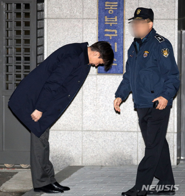 [서울=뉴시스]조국 전 법무부 장관이 27일 오전  구속영장이 기각되어 서울 송파구 서울동부구치소에서 나오며 구치소 관계자에게 인사를 하고 있다. 2019.12.27.