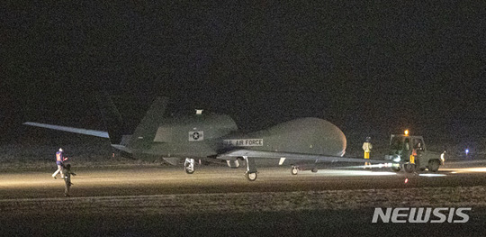 [사천=뉴시스]고고도 무인정찰기 RQ-4 ‘글로벌 호크’가 23일 새벽 경남 사천 지역 후방 공군부대에서 한국군에 인도 되고 있다. 지난 17일 계획됐던 고고도 무인정찰기 RQ-4 ‘글로벌 호크’ 1호기의 인도가 기상 여건 등으로 인해 뒤로 미뤄진 것으로 전해졌다. 2019.12.23.