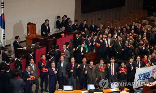 (서울=연합뉴스) ‘고위공직자범죄수사처법(공수처법)’ 본회의 표결을 앞두고 30일 국회 본회의에서 문희상 국회의장이 개의를 선언하고 있다. 2019.12.30