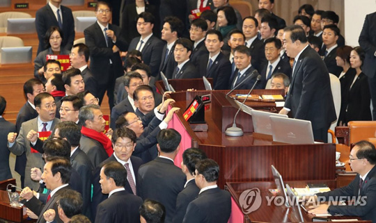(서울=연합뉴스) 문희상 국회의장이 30일 오후 열리 국회 본회의에서 한국당 의원들의 항의 속에 사회를 보고 있다. 2019.12.30