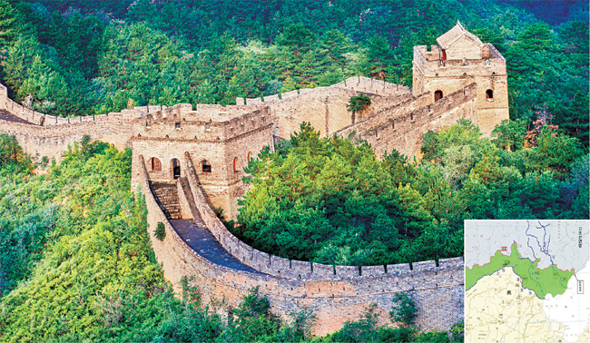 만리장성은 연의 진개에 의해 고조선 후국 고죽국이 멸망한 직후 고중국 측(연·진)이 축성한 고조선과 고중국의 국경선이었다고 할 수 있다. 오른쪽 작은 지도는 중국사회과학원이 그린 지도.