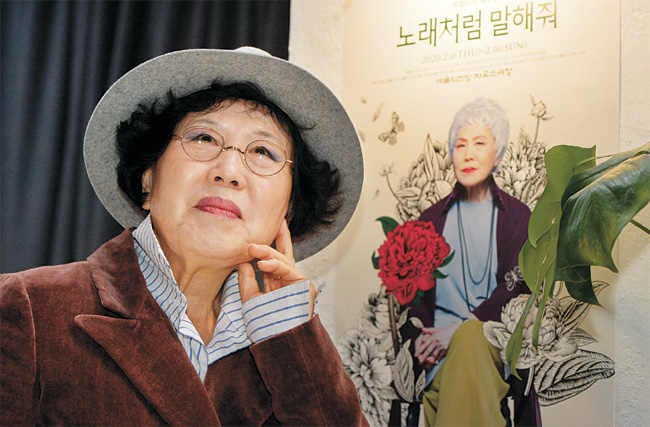 박정자 배우는 카리스마의 배우, 열정의 배우 같은 모든 수식어를 뒤로하고 ‘연극배우 박정자’로 불리길 원했다. 60년 가까이, 연극의 길을 걸어온 큰 배우만이 선택할 수 있는 이름이다.