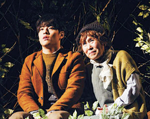 박정자 배우가 가장 좋아하는 작품 ‘19 그리고 80(헤롤드&모드)’. 죽음을 생각하는 19살 청년과 삶을 이야기하는 80살 모드의 사랑과 우정을 그린 작품. 2015년 강하늘과 함께 무대에 섰다. 그는 80살이 되는 해, 윤석화 연출로 이 작품을 다시 올린다.