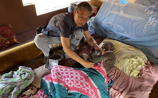 박세업 ‘글로벌케어’ 북아프리카 본부장이 모리타니에서 피부병 환자를 치료하고 있다.   이태석기념사업회 제공